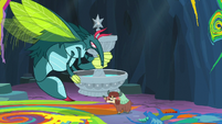 Yona helps Ocellus carry the fountain S9E3