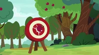 Apple strikes the center of the target S6E18.png (901 KB)