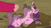 Big Mac extends a hoof to Sugar Belle S8E10