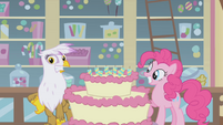 Pinkie and Gilda smiling by the cake S1E05