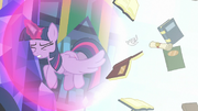 S06E21 Twilight chroni się przed zaklęciem Starlight