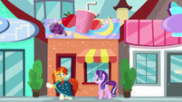 Sunburst and Starlight in front of smoothie store S8E8
