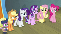 Twilight's friends concerned and curious S8E7