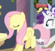 Podwójne skrzydła Fluttershy. Nawet Rarity to widzi