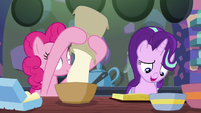 Pinkie Pie adding flour to the batter S6E21