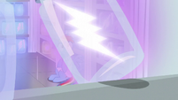 Rainbow sees a glass jar of lightning about to fall S5E5