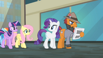 Rarity about to bump into a pony reading newspaper S4E08