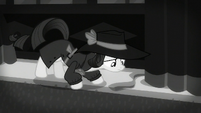 Rarity sees that one of the velvet rope-holders have fallen off S5E15