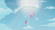 Twilight i Spike przenoszą się do ciemnej przyszłości Equestrii.
