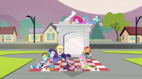 Sci-Twi and her friends near the portal EG3