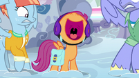 Scootaloo squealing between Bow and Windy S7E7
