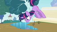 Again, Twilight keeps a weird face for an abnormally long time.