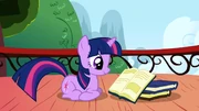 Twilight Sparkle membaca buku di balkon perpustakaan.