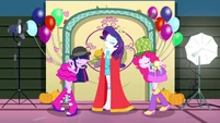 Twilight and Pinkie bowing to Queen Rarity SS2