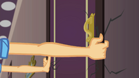 Applejack grabbing the door frame EGSB