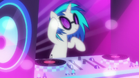 DJ Pon-3 dropping the beat S6E9