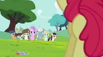 Diamond Tiara, Silver Spoon and other foals walking S4E15