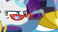 Rarity finishing her centerpiece dress S8E4