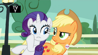 Rarity hablando con Applejack