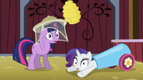 Twilight and Rarity gasp S03E09