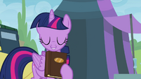 Twilight holding book close S4E22