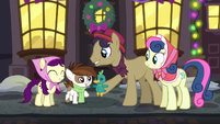 An Earth pony gives Pipsqueak a duck doll S06E08