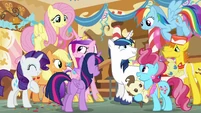 Ponies share in the royal couple's happiness S5E19