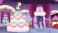 Rarity and Sweetie Belle find a giant cake S6E15