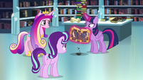 Twilight flipping through the tome S6E2