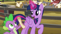 Twilight giving checklist to Spike S6E10