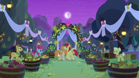 Granny Smith and Grand Pear crash the wedding S7E13