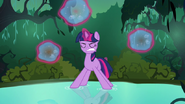 S3E05 Twilight Sparkle trenuje koncentrację