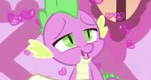 Spike viendo a Rarity :3