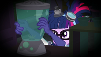 Twilight Sparkle picks up a blender SS5