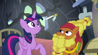 Twilight and Cattail see a flash bee fly inside S7E20