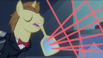 Con Mane using glass to reflect lasers S2E24