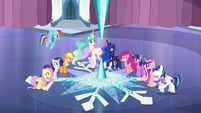 Other ponies listening to what Luna has to say S6E2