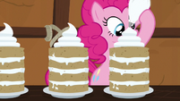 Pinkie Pie making Yakyakistan vanilla cakes S7E11