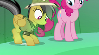 Pinkie and Daring Do reach the chasm's center S7E18