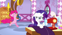 Pinkie playing yovidaphone behind Rarity S8E18