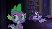 Twilight reading and Spike scared S4E03