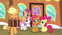 Babs looking at Apple Bloom.