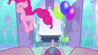 MAFH 01 Pinkie Pie podskakuje wokół łóżeczka Flurry Heart