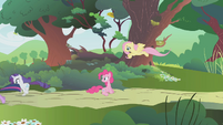 Others leaving Pinkie alone S01E10