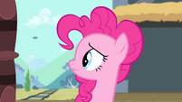 Pinkie looks behind S4E11