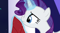 Rarity sniffing Applejack's quilt S5E3