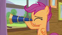 Scootaloo looks out the window through telescope S7E21