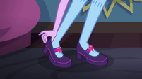 Twilight Sparkle putting her shoes on SS6