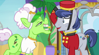 Bell Hop Pony tips his hat to Auntie Applesauce S8E5