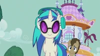 Dr. Hooves trying to get DJ Pon-3's attention S5E9